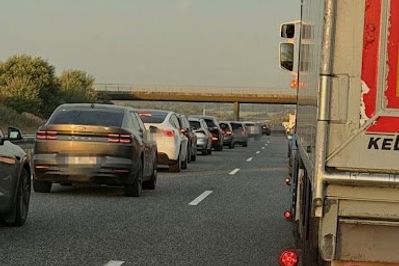 Der opstod torsdag morgen en længere kø på Silkeborgmotorvejen som følge af et uheld med tre biler.
