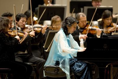 Mitsuko Uchida modtager Léonie Sonnings Musikpris 2027 ved en festkoncert i DR Koncerthuset i København den 30. maj, hvor hun samtidig giver sin første koncert i Danmark i 21 år. Her ses hun optræde i New York i 2010.
