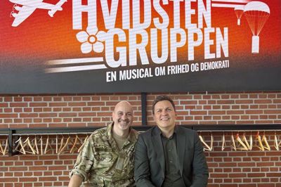 Søren Vestergaard, næstformand i Veteran Netværk Silkeborg, og Asger Dissing Munk, lokalbankdirektør for Nykredit Silkeborg og Spar Nord i Silkeborg, der har støttet veteranarrangementet i Jysk Musikteater.