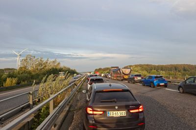 Grundet et trafikuheld er der kø i det højre spor på motorvejen fra Aarhus mod Silkeborg nær Galten.