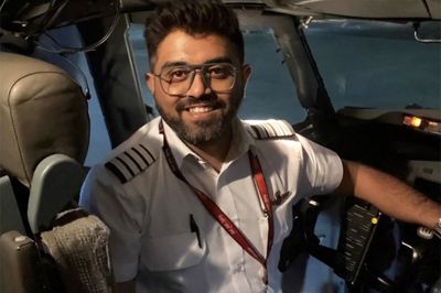 Israels udenrigsministerium har offentliggjort dette billede af piloten Smit Machchhar. Onsdag blev Machchhar overfaldet af sin kollega om bord på flyet FZ1073.