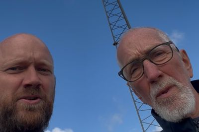 Nils Brøgger (t.v.) og Nils-Jørn Krejberg foran den omtalte vindmølle.