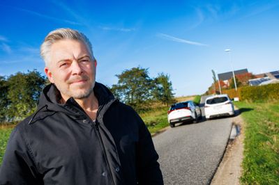 To biler må ud i rabatten for at passere hinanden på Bakkedraget. Claus Jeppesen er ikke tryg ved forholdene for de bløde trafikanter.
