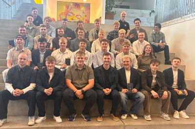 29 nye tømrere har bestået svendeprøven på College 360: Bertil Sloth Skjoldborg, Tømreren Silkeborg, Daniel Klærke Lindner, Tømrer- og Snedkermester Mogens Jensen, Emil Læssøe Christiansen, RTN Byg, Frederik Michaelsen, Tømrer- & Snedkerfirma Lynge & Ebbesen, Frederik Sass Løhde, Kruse Byg, Henrik Aleksander Fuglsang, Bøgelund Totalentreprise, Jakob Wraae Pedersen, Enemærke & Petersen, Johan Bossow, Ammentopr-Byg, Jonas Juel Frederiksen, Fr. Madsen, Magne Bitsch Goldenbæk Larsen, Breum Byg, Magnus Ravnsgaard Degner, Max Byg, Malthe Thougaard Schultz, Snkedkermester Erik Kjeldsen, Maria Louise Bay Sørensen, Wils, Philip Pagh Thestrup, CP Totalbyg, Rasmus Rønde Færch, Tømrerfirmaet Munk, Tobias Frank Sørensen, Fr. Madsen, Tobias Holbek Jensen, Fårvang Tømrerfirma, Victor Munk Brandt, Tømrerfirmaet MH Byg, Viktor Ladefoged Kold, Renovov Østjylland, Bastian Kirsch Kragelund, Tømrermester Nikolaj T. Mortensen, Bjørn Kjær Røge Holm, Silkeborg Byg og Design, Casper Dohrmann Rasmussen, Tømrerfirmaet Dahl, Jens Arne Bækhøj Riis, LCA Elementer, Karl-Emil Frank Petersen, Kruse Byg, Mathias Mikkelsen, KPT 22, Matias Krog Hovgård, Max Byg, Mikkel Just Sørensen, Østerby Træ, Patrick Alstrøm Overgaard, Silkeborg Byg & Design.