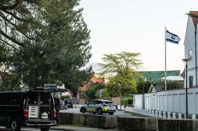 Bevogtningspersonale ved Israels ambassade hørte natten til 2. oktober 2024 to eksplosioner. Det viste sig, at to håndgranater var eksploderet på en tagterrasse tilhørende en bolig nær ambassaden.