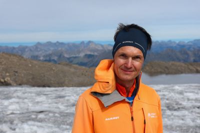 Rapportens hovedforfatter, Matthias Huss, er på inspektion i gletsjeren Scex Rouge, der ligger i 3000 meters højde i Schweiz, i forbindelse med udgivelsen af rapporten om landets gletsjere.