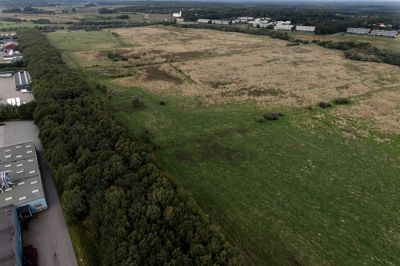 Gullestrup Enge er et kæmpe naturområde, som i grove træk er afgrænset af Gullestrupvej, Lyngens kvarter og erhvervsområderne langs Vesterholmvej. Mod øst strækker arealet sig helt til Alhedestien og Sahlholdtvej. Naturprojektet skal foregå på en del af arealet - nemlig 87 hektar omkring Herningsholm Å.