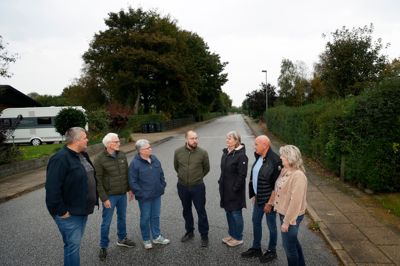 John Bøgh, Brian og Helle Duus Nørgaard, Henrik Nykjær, Bente Stenstrup og Leif og Line Hejendorf er blandt de beboere, som er frustrerede over uvisheden om fremtiden for Sandgaardsvej. På tværs af de 27 ejendomme er der bred enighed om, at der snart bør komme en afklaring om, hvad der skal ske med deres huse.