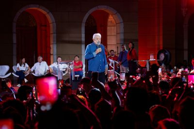 80-årige Luiz Inacio Lula da Silva vil ikke deltage, når der er debat mellem de brasilianske præsidentkandidater, som sendes natten til fredag dansk tid. Her ses han holde tale ved et kampagnearrangement mandag.