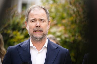 Justitsminister Nicolai Wammen (S) mener, at der ikke skal være tvivl om, at det, der foregår i de danske domstole er objektivt. Derfor vil han underlægge anklagere de samme regler om religiøse og politiske symboler som dommere. Det skriver han til Ekstra Bladet.