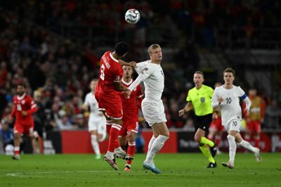 Erling Haaland gik for en gangs skyld fra banen i landskamp uden at score. Her er den norske angriber i duel med Wales-forsvareren Ben Cabango.