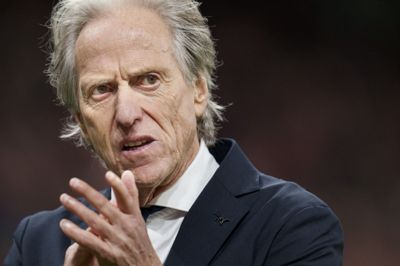 Landstræner Jorge Jesus levede sig godt med i Portugals 4-2-sejr over Danmark torsdag aften i Parken. Han fik også raget et gult kort til sig for brok ude på sidelinjen.