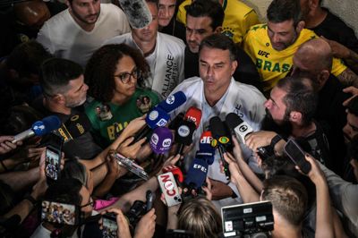 Den brasilianske præsidentkandidat Flavio Bolsonaro talte tirsdag med journalister i Sao Paulo forud for præsidentvalget søndag.