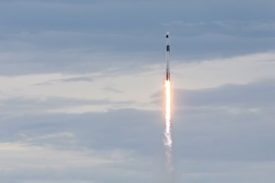 Fire besætningsmedlemmer om bord på rumkapslen »Grace« blev torsdag sendt mod Den Internationale Rumstation (ISS) fra Cape Canaveral i Florida.