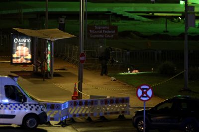 Politiet afspærrede torsdag et område omkring Brasiliens højesteret i hovedstaden Brasilia. Det skete, efter at en person ifølge retten havde forsøgt at trænge forbi et hegn og smed en rygsæk oven på et overdækket busstoppested.