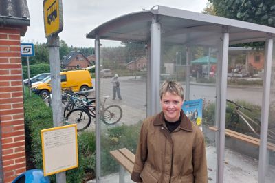 Sofie Brouv, formand for Vinding Borgerforening, ved det nye stoppested i Sørvad, der blev indviet forleden.