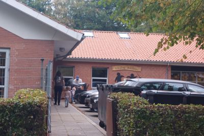 Det kniber med pladsen til børn og voksne i Vinding Børnehus. Det skal nu udvides og får plads til flere børn i vuggestuen.