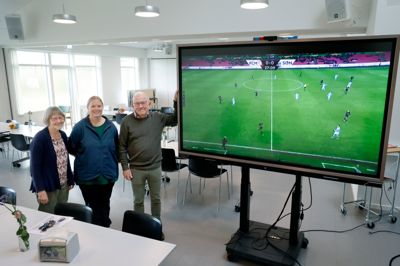 De går i hvert fald ikke ned på storskærmen i den nye sportscafé i Ikast. Her ses også Ellen Pedersen fra Støtteforeningen Bøgildlund og Linette Ullerup fra Bøgildlund.