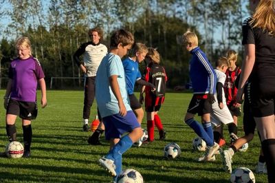 Superligaspilleren Mads Bech Sørensen, der her ses i baggrunden, var med til at træne unge fodboldspillere hos klubben NSG i Nørre Snede