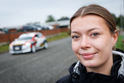 22-årige Rikke Pilgaard Petersen er vokset op med rally, og nu er hun selv co-driver i team Egholm Motorsport.