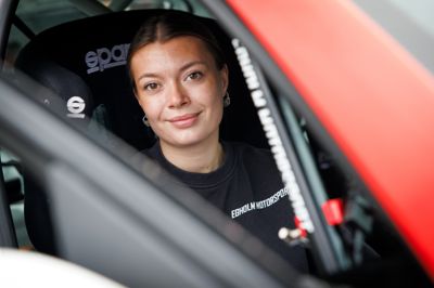 Der er fart på, når Rikke Pilgaard Petersen sætter sig ind i rallybilen, men hun føler sig alligevel sikker. Både på grund af al udstyret og hendes makker, Jacob Egholms evner.