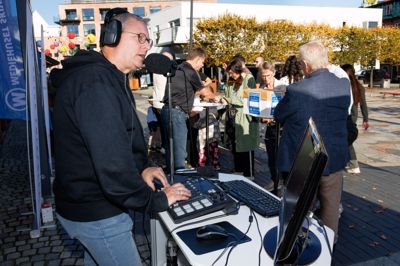 Jan Bjerrum fra Radio Skive forsøger at lokke endnu flere mennesker ned til Mediehuset Skive, så de kan deltage i en konkurrence om 5000 kroner.