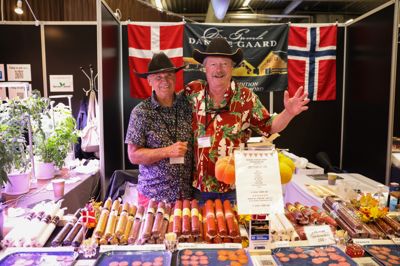 Thomas Rosenquist og Olav Isaksen, Det Gamle Danske Gaard: - Vi er to nordmænd, der bor i Danmark, og som de sidste fire år har solgt spegepølser fra vores firma, som ligger i Hjørring. Vi har gode erfaringer med at have været med på messe i Aalborg med vores pølser, der er lavet på en opskrift, der stammer fra før vikingetiden.