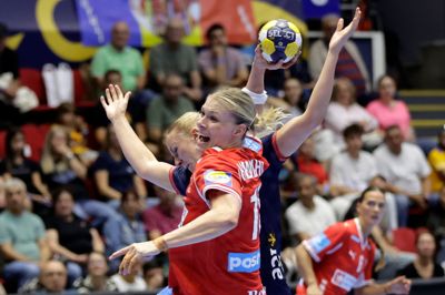 Kathrine Heindahl var i sidste weekend i aktion for landsholdet mod Rumænien og Norge ved EHF Euro Cup. Her scorer hun for øjnene af den norske stjerne Henny Reistad.