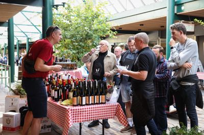 Med rødternede duge ved standene og et bredt udvalg af rødvin, hvidvin, rosé - og selvfølgelig naturvin, er vinfestivalen med til at samle folk fra hele Jylland.
