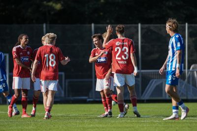 SIF-spillerne lykønsker Malthe Emil Hansen (nummer 23) med scoringen til 0-2.