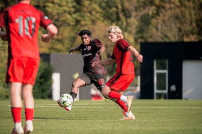 James Alphinas (i.m.) var en af de mange U19-spillere, som fik chancen i FCM-trøjen, da Ulvene lørdag middag spillede testkamp mod FC Fredericia fra 1. division. Den 18-årige kantspiller scorede til 2-2 på hybridbanen i Herning.