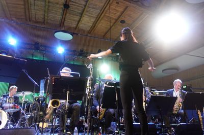 Den japanske chefdirigent Miho Hazama havde styr på det 19 mand store orkester ned til mindste detalje, da DR BIg Band spillede koncert i Kulturhuset Textilen i Herning.