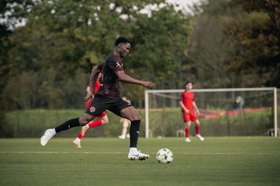 Ousmane Diao har været ude med en brækket fod siden 17. juli. Lørdag gjorde senegaleseren comeback i testkampen mod Fredericia. Midtstopperen scorede til 1-0 i 2-3-nederlaget.