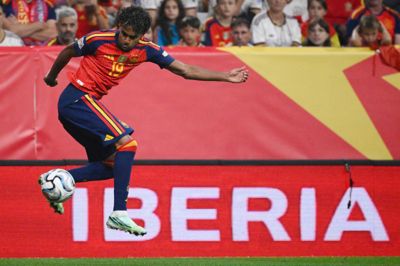 Spaniens Lamine Yamal var i hopla i første halvleg mod Tjekkiet, hvor han scorede et fremragende mål og leverede denne flotte nedtagning.