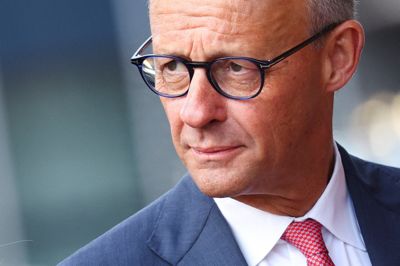 Den tyske forbundskansler, Friedrich Merz, er søndag i Kyiv, angiveligt for at lave aftale om fælles produktion af forskellige typer droner.