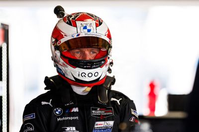 Kevin Magnussen kravlede ud af sin racerbil uden skader efter et sammenstød natten til søndag.