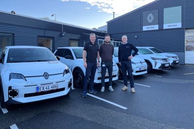 På billedet er filialchef Jens Peder Lausen, Fleet manager ved Skive kommune Andreas Gern Madsen, samt værkstedschef hos Dahl Pedersen A/S Peter Smith Sandahl, med nogle af de nye biler I baggrunden.