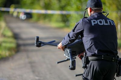 En norsk betjent arbejder på stedet, efter at flere har mistet livet under skudepisode i Halden.