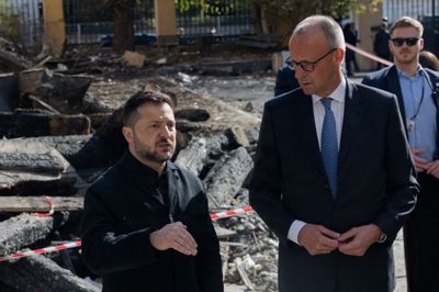 Den tyske forbundskansler, Friedrich Merz, og Ukraines præsident, Volodymyr Zelenskyj, besøger beskadigede bygninger på Ukraines Nationale Videnskabsakademi søndag.