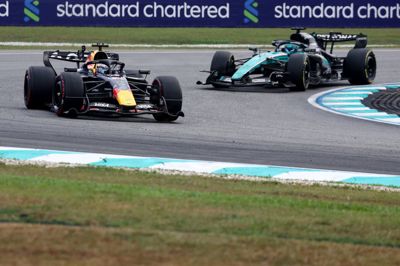 Max Verstappen formåede at holde Kimi Antonelli bag sig på de sidste omgange, hvor feltet var samlet efter en safety car.
