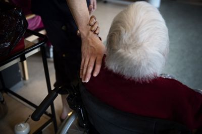 Nationalt Videnscenter for Demens fremskriver, at der vil være næsten halvanden gange så mange personer over 65 år med demens i 2040 som i dag. Derfor mener Alzheimerforeningen, at regeringen sætter for få midler af til området i den nye finanslov.