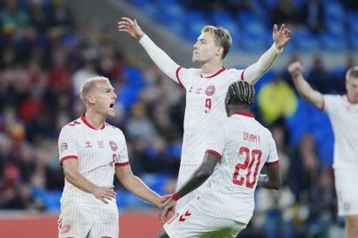 Rasmus Højlund (i.m.) jubler efter sin matchvindende scoring på straffespark. Den tidligere FCM-spiller Gustav Isaksen (t.v.) fremtvang straffesparket.