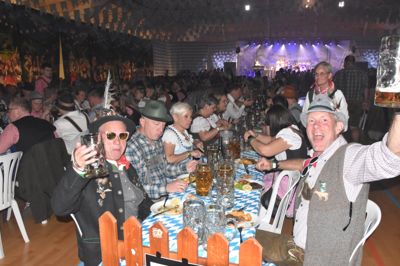 Prooooooooost! Igen i år var hallen fyldt med glade mennesker til oktoberfest.