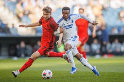 Adam Nygaard Andersen (t.v.) er noteret for 15 kampe i Superligaen for Fredericia. Her er han i duel med FCK's Youssoufa Moukoko i en kamp i marts. Til næste sommer skifter forsvarsspilleren tilbage til FC Midtjylland, som han i mange år repræsenterede som ungdomsspiller.