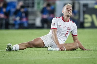 Gustav Isaksen var presset fysisk under Danmarks kamp mod Wales. Han siger efterfølgende, at kampprogrammet har været voldsomt.