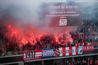 Silkeborg IF-fans antændte romerlys i kampen mod Viborg.