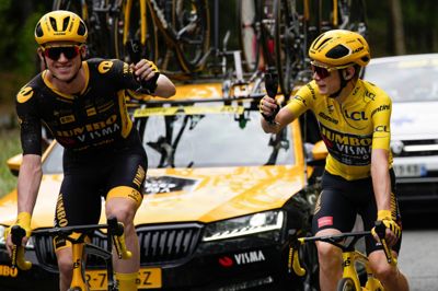 Jonas Vingegaard fejrer den gule trøje i Tour de France i 2023 med champagne sammen med Nathan van Hooydonck. Belgieren indstillede kort efter sin karriere som cykelrytter og er nu blevet sportsdirektør på Visma.