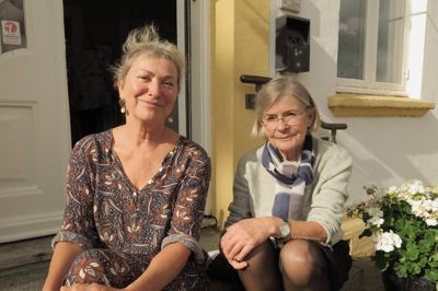 I det gode vejr var Maja Bøving (tv) og Jytte Gottlieb trukket ud foran udstillingsbygningen på Gimsinghoved, hvor de begge er repræsenteret på efterårsudstillingen.