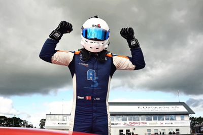 Lucas Kent strækker armene i vejret, efter at mesterskabet kom i hus. Den 20-årige herningenser vandt den stærke klasse 4 i Danish Endurance Championship sammen med sin makker, Nicolai S. Jonas.