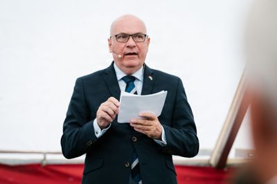 Søren Gade meddeler i en sms til B.T., at han har magtfulde fjender i Venstre.